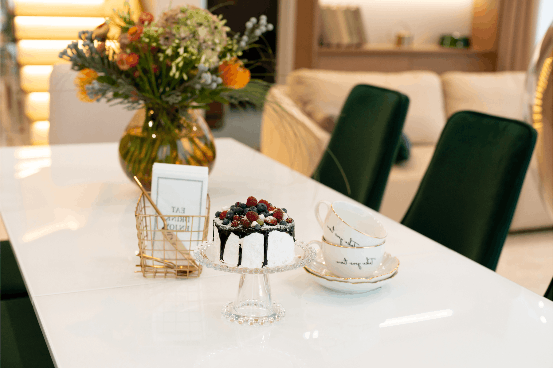 Statement Centrepiece with Fresh Flowers Dining Table